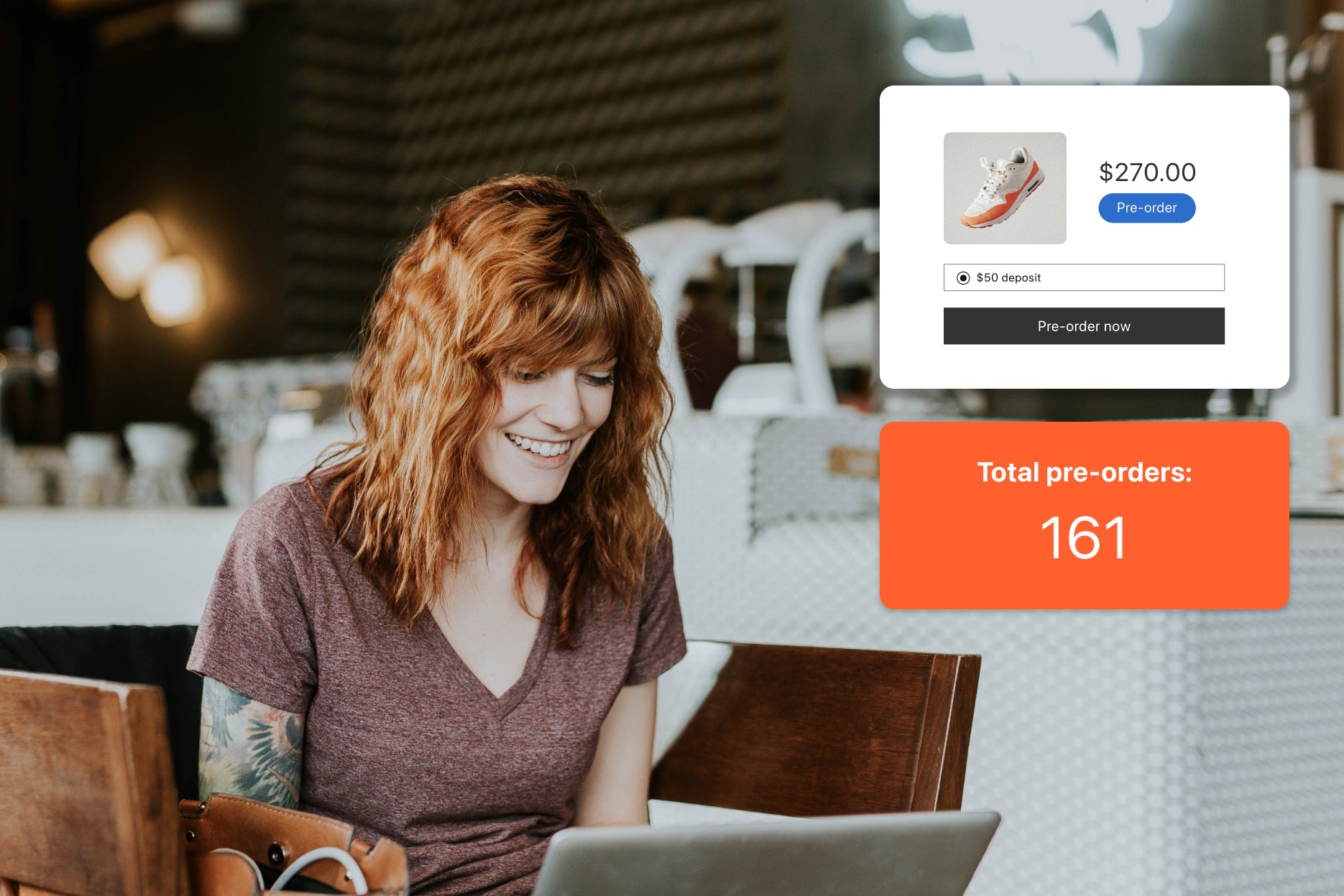 Людина посміхається до свого комп’ютера з плаваючою графікою попереднього замовлення, яка вказує на 161 попереднє замовлення на кросівки.
