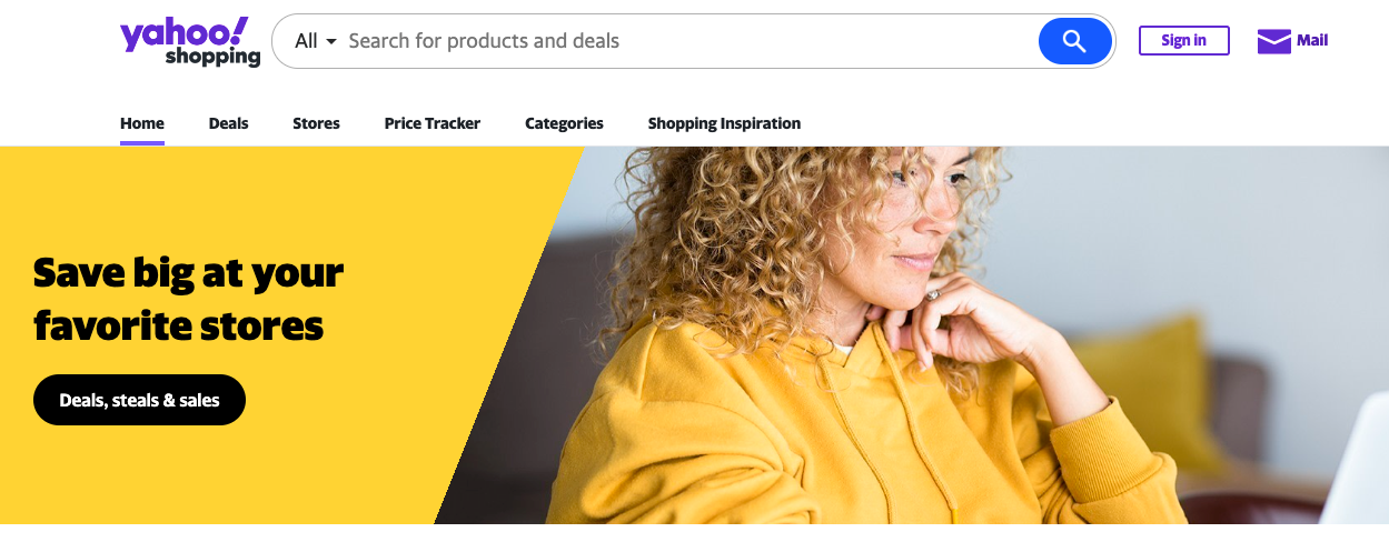 Веб-сайт сравнения цен на покупки Yahoo с баннером с изображением человека, просматривающего интернет-магазин.